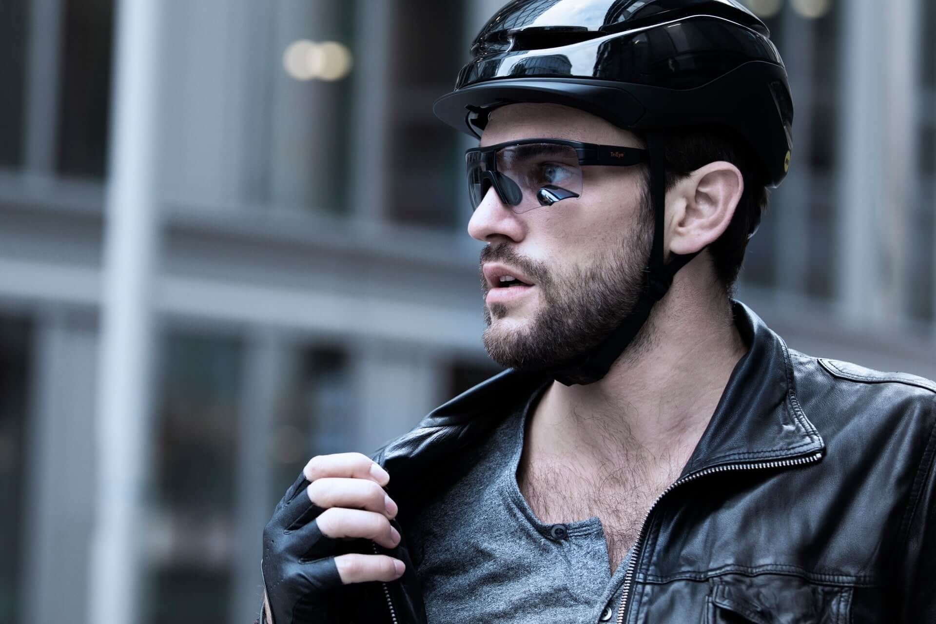 o-synce-Shop-TriEye-Sportbrille-mit-Rueckspiegel-selbsttoenend-schwarz-getragen TriEye selbsttönend getragen