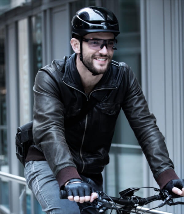 o-synce-Shop-TriEye-Sportbrille-mit-Rueckspiegel-selbsttoenend-schwarz-getragen-2 Selbsttönende Sportbrille TriEye mit schwarzem Rahmen getragen
