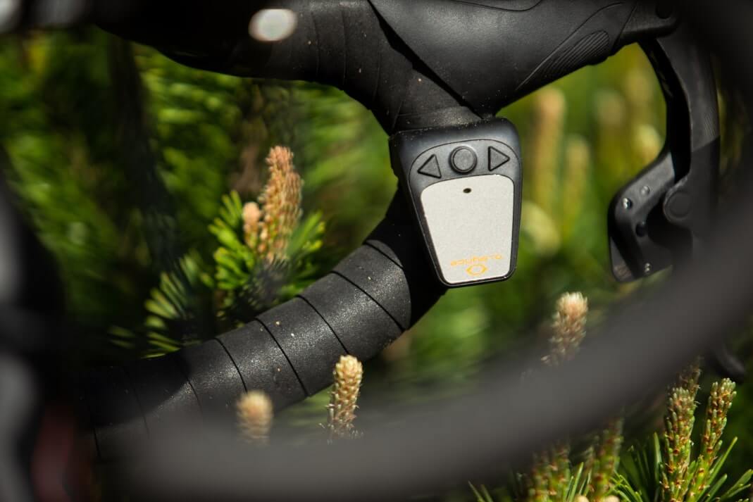 LEV-multiremote-kabellose-Fernbedinung-mit-ANT-am-Fahrradlenker-1 Kabellose Fernbedienung befestigt am Fahrrad