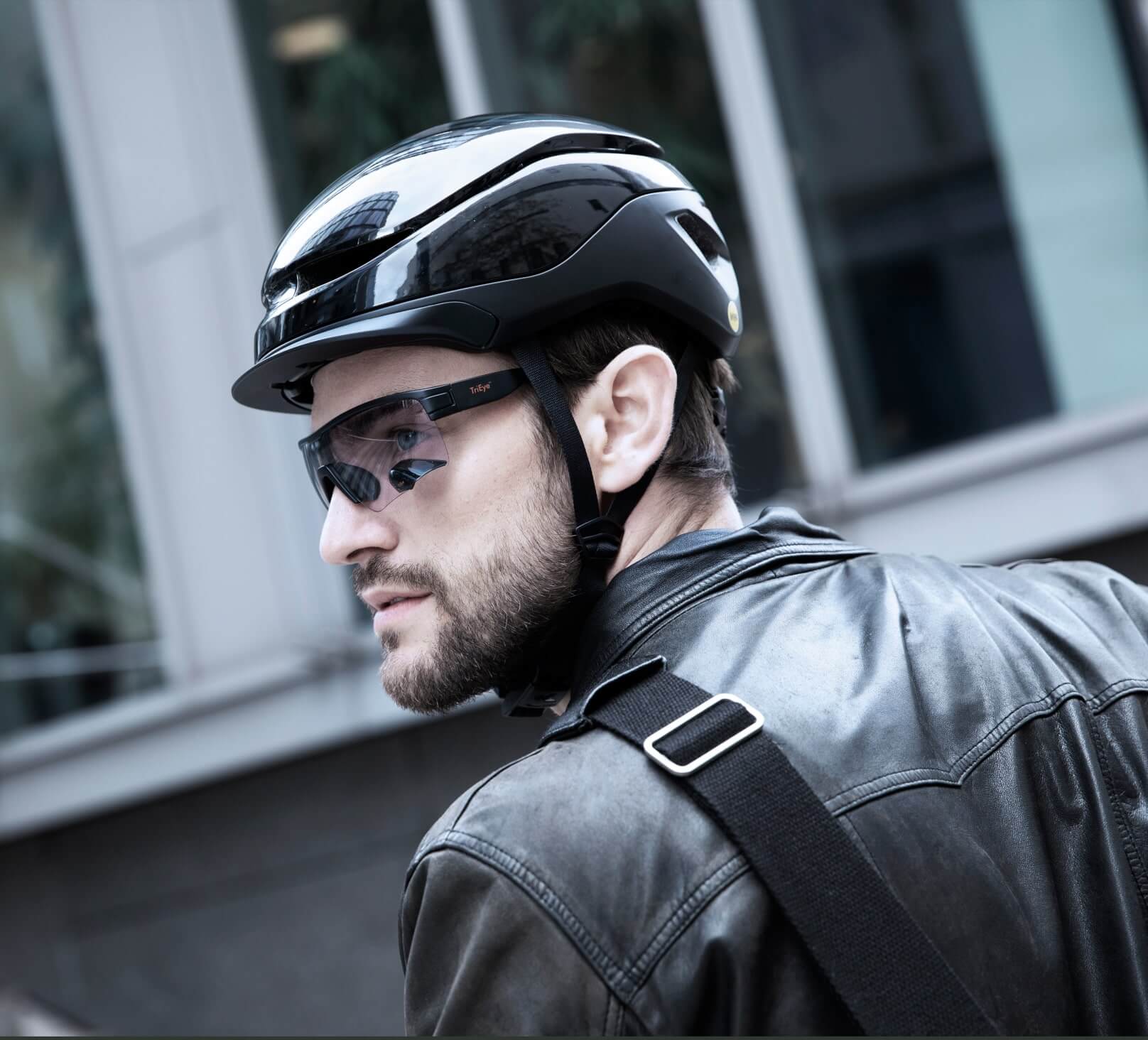 o-synce-Shop-TriEye-Sportbrille-mit-Rueckspiegel-selbsttoenend-schwarz-getragen-3 Sportbrille TriEye mit Rückspiegel selbsttoenend getragen
