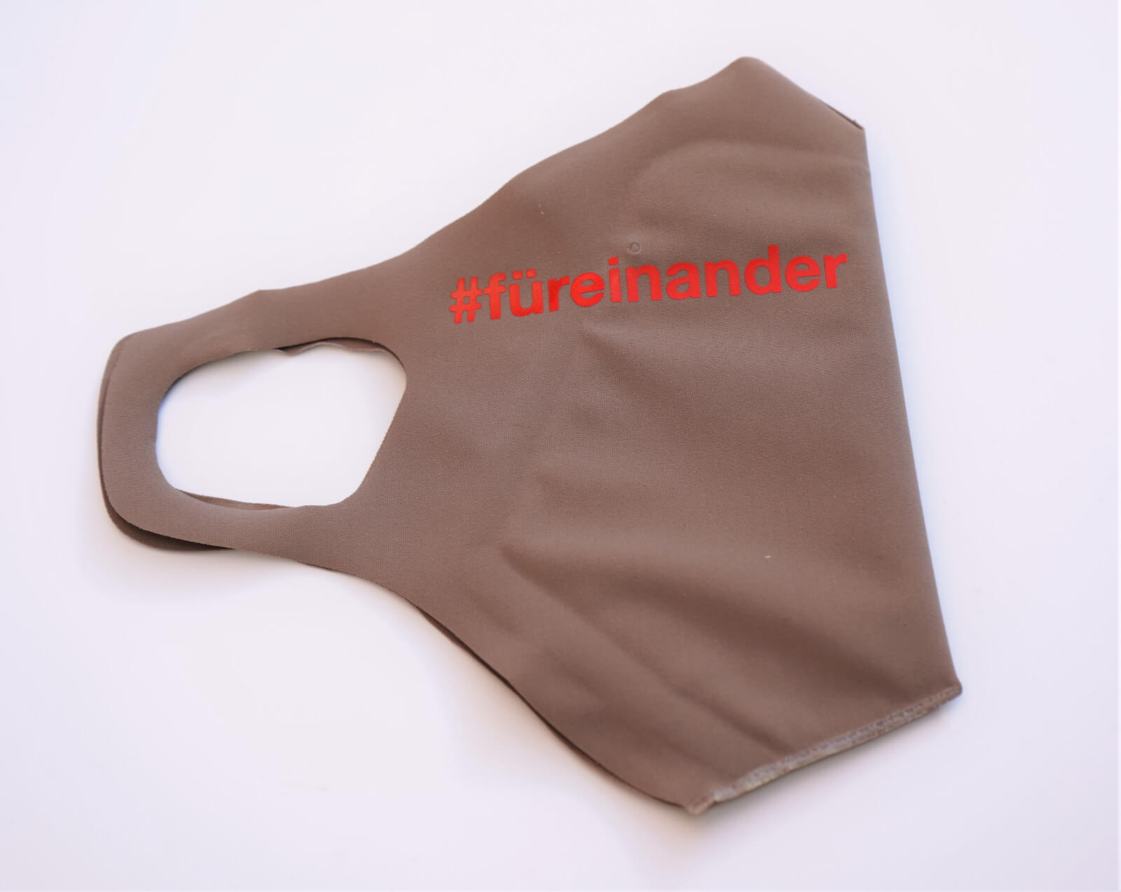 Schutzmaske-fuereinander-Ansicht-front Medizinische Schutzmaske #füreinander in der Farbe taupe