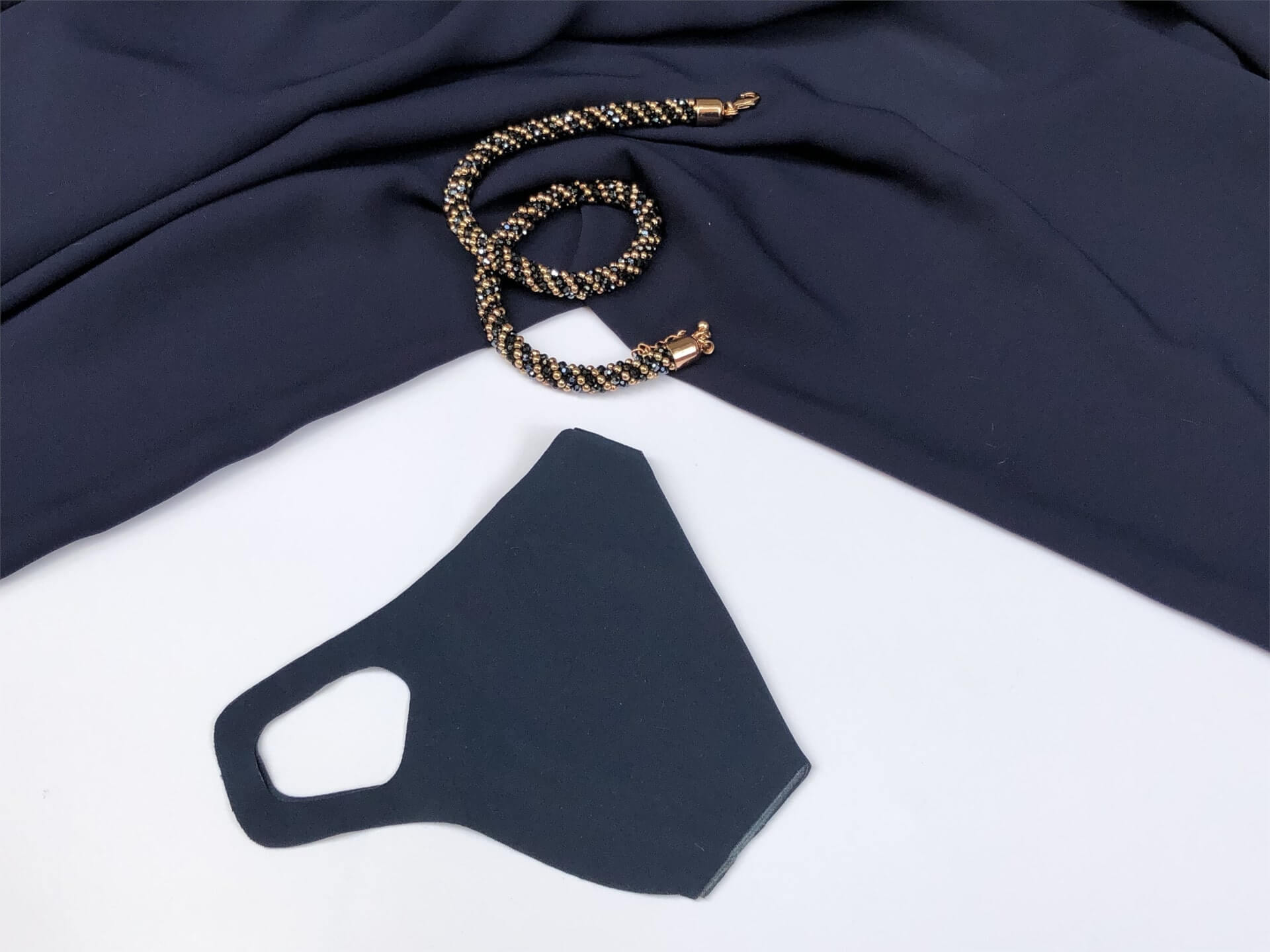 Dunkelblaue Schutzmaske mit der Kombination mit dem dunkelblauen Schal