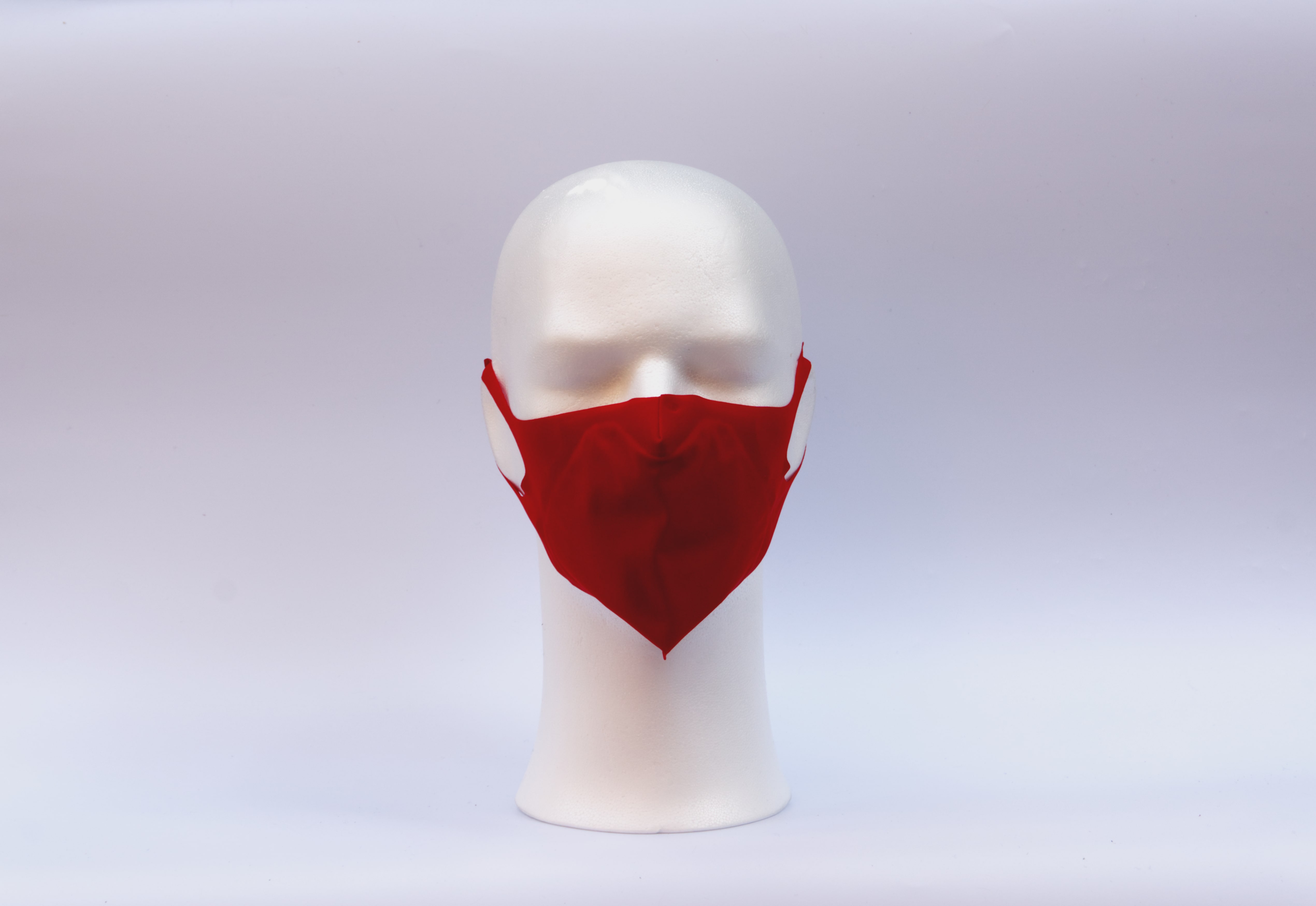 Ansicht der roten Schutzmaske am Schaufensterkopf